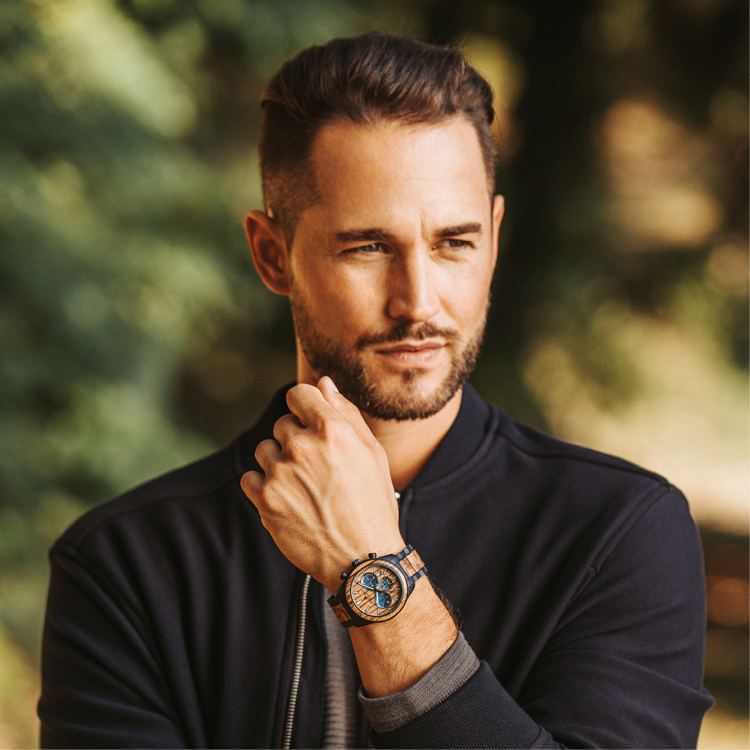 Eco Power Solar Mann mit Eco Power Armbanduhr | Jacques Lemans®