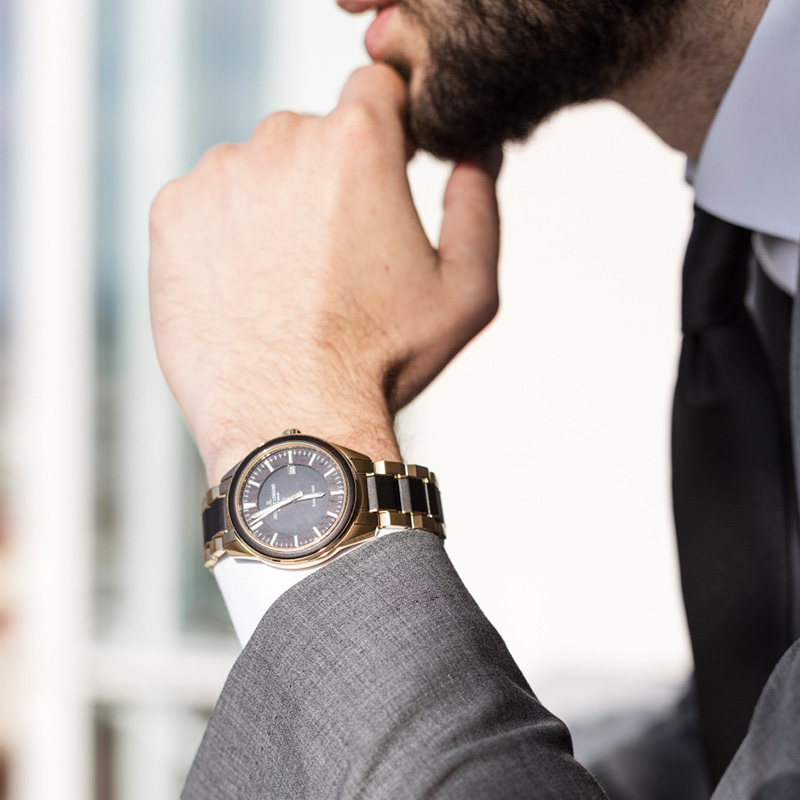 Eco Power Solar Mann mit Solar Wood Armbanduhr | Jacques Lemans®