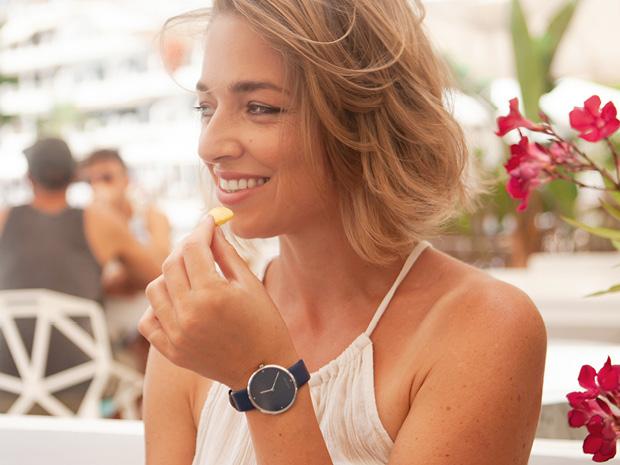 Design Collection Frau mit Design Collection Armbanduhr | Jacques Lemans®