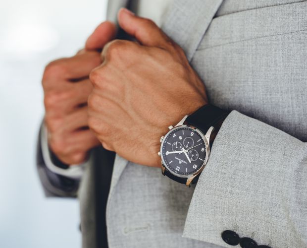 Mann mit Jacques Lemans Classic Uhr