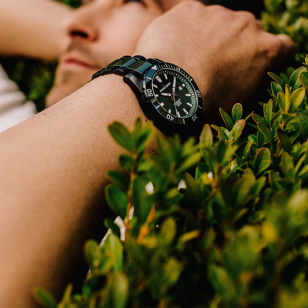 Mann mit Jacques Lemans Hybromatic Herrenuhr