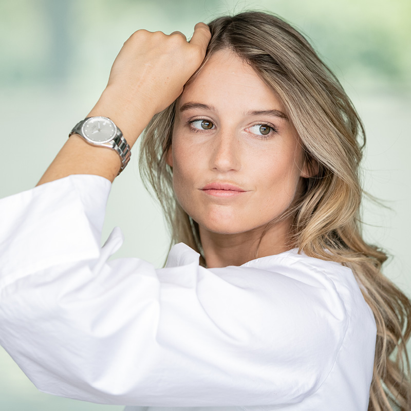 Anna Gasser Anna Gasser mit Elegance Damenuhr | Jacques Lemans®