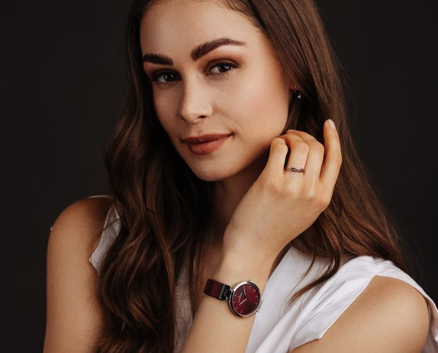 Frau mit Jacques Lemans Elegance Uhr